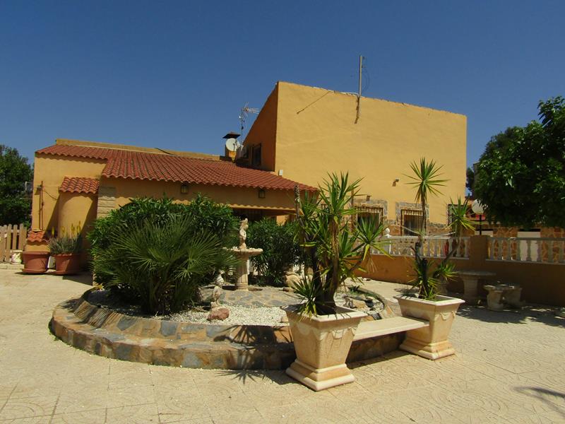 Main Photo of a 8 bedroom  Villa for sale