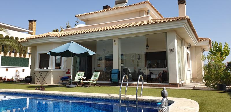 Beautiful 4 Bedroom Villa With Large Garage And Swimming Pool Situated On A Quiet Urbanisation
