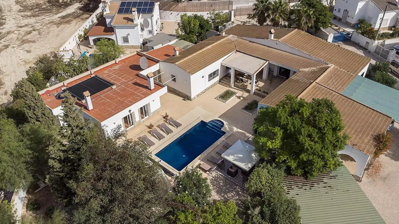 Main Photo of a 7 bedroom  Villa for sale
