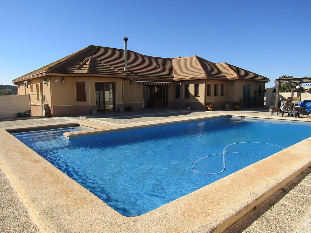 Amazing 5 Bedroom , 4 Bathroom Countryside Villa With Swimming Pool- 7 Minute Drive To Pinoso