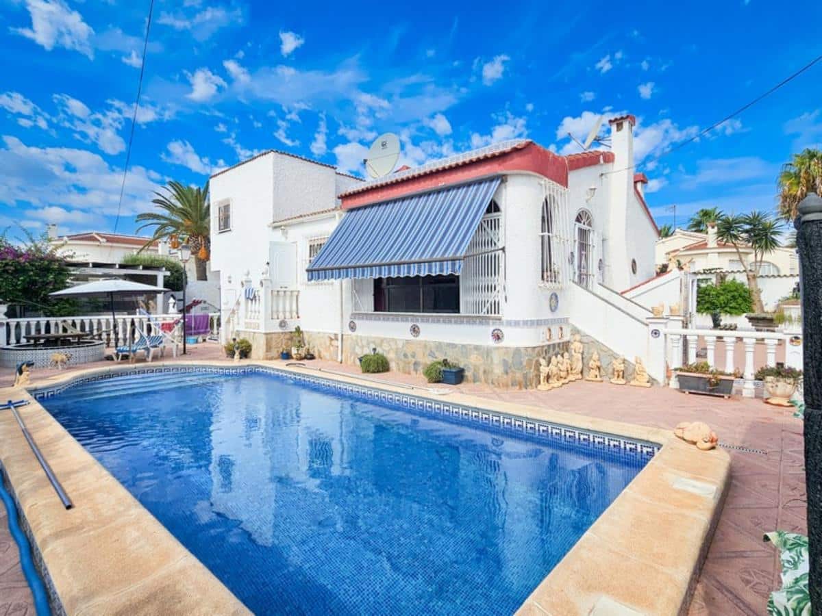 Main Photo of a 4 bedroom  Villa for sale